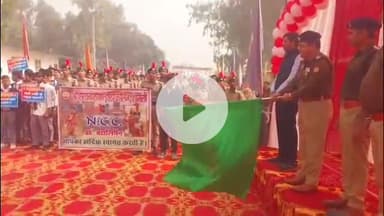 शामली: शामली पुलिस लाइन से ट्रैफिक पुलिस और छात्र—छात्राओं ने निकाली यातायात जागरूकता रैली, एसपी ने दिखाई हरी झंडी