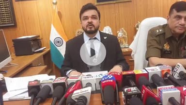 रामपुर: शनिवार को कलेक्ट्रेट स्थित कार्यालय पर जिलाधिकारी अजय कुमार द्विवेदी ने SIR को लेकर एक विशेष प्रेस वार्ता की