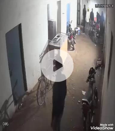 मिर्ज़ापुर: अघवार में कटरा का शटर बंद कर दुकानदारों और ग्राहकों से पड़री पुलिस ने की अभद्रता, लाइन में खड़ा कर खिंची फोटो