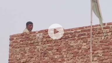 रामपुर: रायपुर मझरा गांव में 8:30 घंटे बाद पत्नी की हत्या करने वाले हत्यारोपी को पुलिस ने छत से नीचे उतारा, एसपी ने दी जानकारी