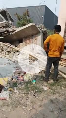 4manjila building gir gyi hai