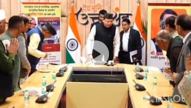 देहरादून: सीएम धामी ने सीएम आवास में 'उत्तराखंड राज्य का नवीन राजनीतिक इतिहास' पुस्तक का किया विमोचन