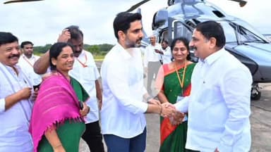 పుట్టపర్తి విమానాశ్రమంలో రాష్ట్ర విద్య ఐటీ శాఖ మంత్రి నారా లోకేష్ కు స్వాగతం పలికిన రాప్తాడు ఎమ్మెల్యే పరిటాల సునీత.
