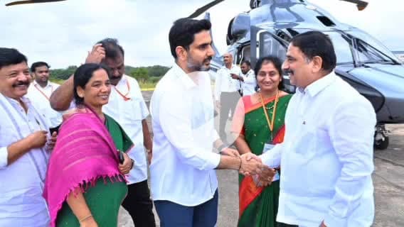 రాప్తాడు: పుట్టపర్తి విమానాశ్రమంలో రాష్ట్ర విద్య ఐటీ శాఖ మంత్రి నారా లోకేష్ కు స్వాగతం పలికిన రాప్తాడు ఎమ్మెల్యే పరిటాల సునీత.