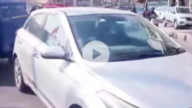 देहरादून: प्रिंस चौक पर कार ने पीछे से स्कूटी को मारी टक्कर, महिला घायल, पुलिस ने कार चालक का चालान किया