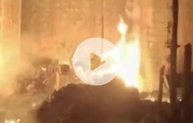 पाकुड़: पाकुड़ रेलवे फाटक के समीप सब्जी मार्केट में भीषण आग, लाखों की सब्जियां राख #fire #pulice