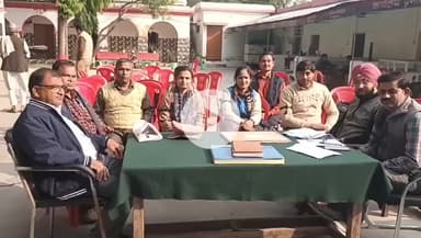 धामपुर: नहटौर थाने में आयोजित समाधान दिवस में लेखपालों ने काली पट्टी बांधकर विरोध करते हुए किया कार्य