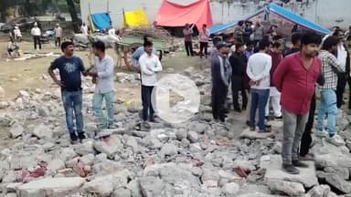 कानपुर: रतनलाल नगर के जैना पैलेस के पास बनी पुरानी बिल्डिंग के ध्वस्तीकरण की कार्रवाई को भाजपा कार्यकर्ताओं ने रोका