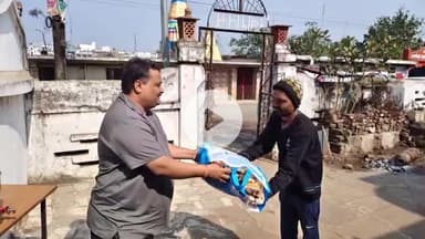 डिंडौरी: नगर परिषद पार्षद रितेश जैन ने सफाई कर्मचारी को कंबल वितरित किया