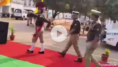 मिर्ज़ापुर: पुलिस लाइन में मनाया गया झंडा दिवस, एसएसपी ने कहा- मात्र झंडा फहराने से मिलती है नई ऊर्जा