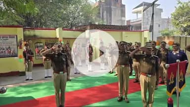 औरैया: पुलिस झंडा दिवस पर एसपी ने पुलिस लाइन में झंडा फहराया, पुलिस कर्मचारियों को प्रतीक चिन्ह लगाकर मनाया गया