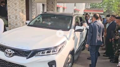 गिरिडीह: गांडेय विधायक पहुंची गिरिडीह नया परिसदन भवन, डीसी, एसपी समेत झामुमो कार्यकर्ताओं ने किया भव्य स्वागत