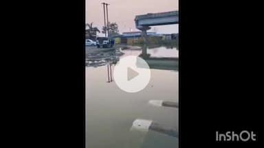 धार: इंदौर-दाहोद रेल परियोजना के बीच नाला बंद होने से हाईवे पर पानी जमा, रास्ता जाम, दुकानदारों ने कलेक्टर को सौंपा आवेदन