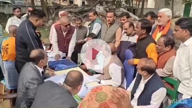 महाराजगंज: चिउरहाँ के बूथ संख्या 179 पर केंद्रीय वित्त राज्य मंत्री पहुंचे