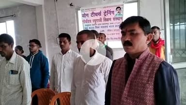 वालिंटियर द्वारा राष्ट्रीय गीत वंदे मातरम् गाते हुए _ शौर्योदय रघुराजी शिक्षण संस्थान योग टीचर्स ट्रेनिंग बलरामपुर