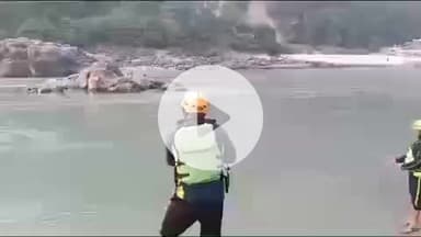ऋषिकेश: गोवा बीच पर नोएडा से आए तीन युवक गंगा नदी में नहा रहे थे, एक को बचाया गया, एक बहा, एसडीआरएफ का सर्च अभियान जारी