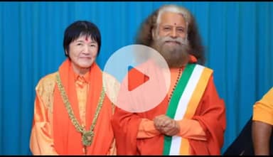 ऋषिकेश: पायलट बाबा आहराम की योग माता कोको आइकाव पहुंची, स्वामी चिदानंद सरस्वती से भेंट कर गंगा आरती में किया सहभाग