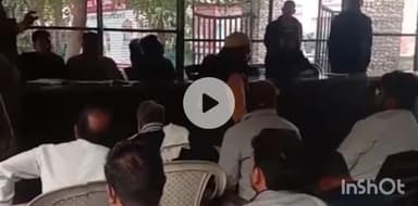 धामपुर: नहटौर ब्लॉक परिसर में खड़े यूकेलिप्टस के पेड़ों की नीलामी प्रक्रिया हुई, जिसमें लकड़ी के ठेकेदारों ने भाग लिया