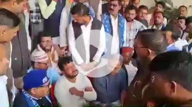 चंदौली: बसपा प्र. अध्यक्ष विश्वनाथ पाल मुगलसराय दवा कारोबारी हत्याकांड में मृतक के घर पहुंचे और परिवार से मिले