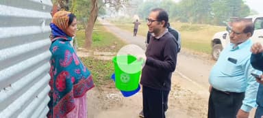 चक्रधरपुर: डीआरएम ने एकाउंट्स कॉलोनी में रेलकर्मियों के क्वार्टरों में जाकर डस्टबीन का वितरण किया