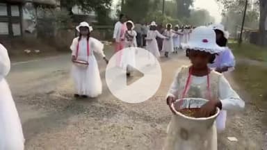 चक्रधरपुर: ख्रीस्त राजा पर्व पर कारमेल स्कूल से निकली शोभा यात्रा, उमड़ी भीड़