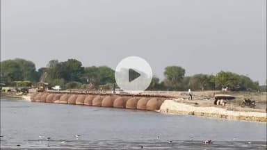 मथुरा: यमुना नदी पर स्थित पांटून पुल का निर्माण कार्य शुरू हुआ