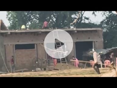 सलौनी गांव में मेड विवाद में दो पक्षों में हुए जमकर पथराव के वीडियो वायरल