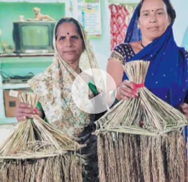 बिरकोनी में मुख्य द्वार पर धान की बाली का झालर—अन्नदेवता का प्रतीक, परंपरा आज भी जीवंत