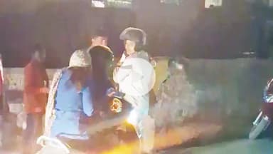 देहरादून: राजीव नगर रोड पर एक बेकाबू कार ने कई गाड़ियों को मारी टक्कर, भाग रहे आरोपी को भीड़ ने पकड़कर पीटा