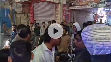 मथुरा: शहर के होली गेट पर बाइक लगाने को लेकर मचा बवाल, वीडियो वायरल, पुलिस ने कई लोगों को लिया हिरासत में