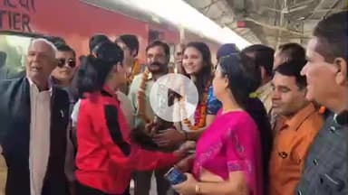 लाडपुरा: भारत को विश्व बॉक्सिंग चेम्पियनशिप में गोल्ड मेडल दिलाने वाली कोटा की बेटी अरुंधति चौधरी का स्टेशन पर जोरदार स्वागत