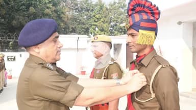 रामपुर: रविवार को पुलिस लाइन में पुलिस अधीक्षक विद्यासागर मिश्र की मौजूदगी में मनाया गया पुलिस झंडा दिवस