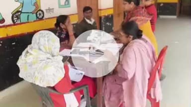 जौनपुर: मियापुर प्राथमिक विद्यालय पर SIR फॉर्म भरने के लिए लगाया गया विशेष कैम्प