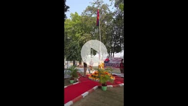 जौनपुर: जौनपुर में पुलिस झंडा दिवस पर एसपी ने किया ध्वजारोहण, पढ़ा डीजीपी का संदेश