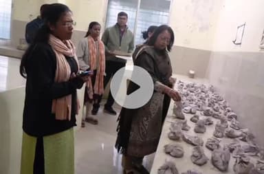 डिंडौरी: कलेक्टर अंजू पवन भदौरिया ने कृषि विभाग की करंजिया मिट्टी परीक्षण प्रयोगशाला का किया निरीक्षण