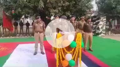 बलरामपुर: पुलिस झण्डा दिवस पर पुलिस लाइन में एसपी ने ध्वजारोहण कर दी सलामी, ध्वज प्रतीक चस्पा कर पुलिस कर्मियों को दिलाया संकल्प
