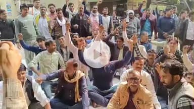 मथुरा: विद्युत संविदा कर्मियों ने समस्याओं को लेकर कैंट बिजली घर पर किया प्रदर्शन, विभाग ने लिया संज्ञान