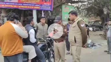 नौगावां सादात: नौगांवा थाना पुलिस ने शहर में चलाया चेकिंग अभियान, यातायात नियमों के प्रति जागरूक किया और काटे चालान