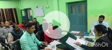 घोसी: घोसी बीडीओ कार्यालय में प्रधानमंत्री आवास योजना के लाभार्थियों के सत्यापन को लेकर बैठक