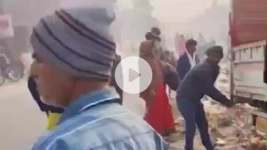 महाराजगंज: कोटवा में तेज रफ्तार पिकअप अनियंत्रित होकर पलट गई, विद्युत ट्रांसफार्मर और पोल हुए क्षतिग्रस्त