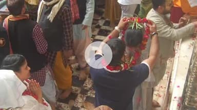 मथुरा: बांके बिहारी मंदिर की व्यवस्था की खुली पोल, मंदिर के वीआईपी कटघरे में हो रही वरमाला का वीडियो वायरल