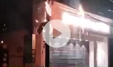 रूड़की: बोट क्लब के पास बिजली के एक पोल में लगी भयंकर आग, रबर और अन्य सामान जलकर हुआ राख