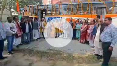 बलरामपुर: विहिप और आरएसएस के नेतृत्व में अयोध्या धाम में ध्वजारोहण कार्यक्रम में शामिल होने बलरामपुर से 57 सदस्यों का दल रवाना