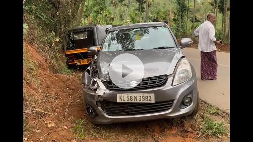 വെെത്തിരി: മേപ്പാടി മുട്ടിൽ റോഡിൽ കാറും ഓട്ടോറിക്ഷയും കൂട്ടിയിടിച്ച് ഉണ്ടായ അപകടത്തിൽ നാലുപേർക്ക് പരിക്ക്