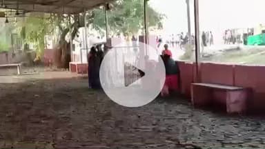 चंदौली: हरगांव में झूला झूलते समय 10 वर्षीय बच्ची का गला रस्सी में फंस गया, चकिया अस्पताल में चिकित्सकों ने किया मृत घोषित