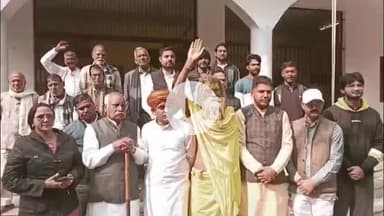 मथुरा: मुंबई हमले के बाद विभिन्न संगठनों ने जिलाधिकारी मथुरा को दिनेश फलहारी महाराज की सुरक्षा की गुहार लगाते हुए सौंपा ज्ञापन