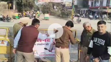 धौलपुर: वाटर बॉक्स चौराहे पर यातायात पुलिस ने यातायात नियमों को लेकर लगाए पोस्टर