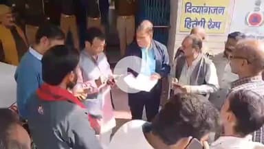 फतेहपुर: जहानाबाद में मंदिर की जमीन की बिक्री पर ग्रामीणों ने कलेक्ट्रेट में किया प्रदर्शन, DM को ज्ञापन देकर लगाए आरोप