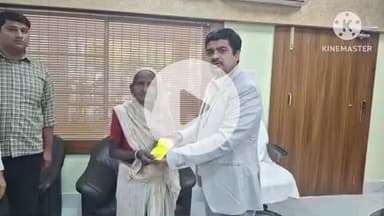 सुपौल: जिलाधिकारी सावन कुमार ने शारदा देवी को खाद्य उपभोक्ता संरक्षण विभाग, बिहार सरकार की महात्मा काछी योजना के तहत कार्ड दिया