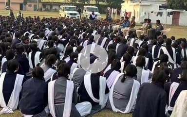 डिंडौरी: कस्तूरबा कन्या शाला डिंडौरी में मुस्कान अभियान, कोतवाली व यातायात पुलिस ने चलाया जागरूकता अभियान, एसपी भी मौजूद रहीं